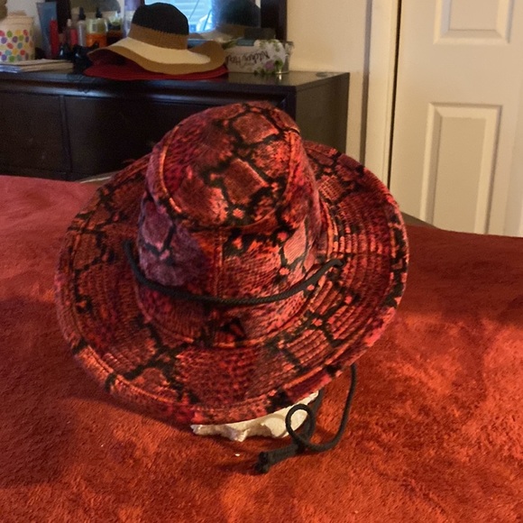 Black and red hat designer - Picture 8 of 12